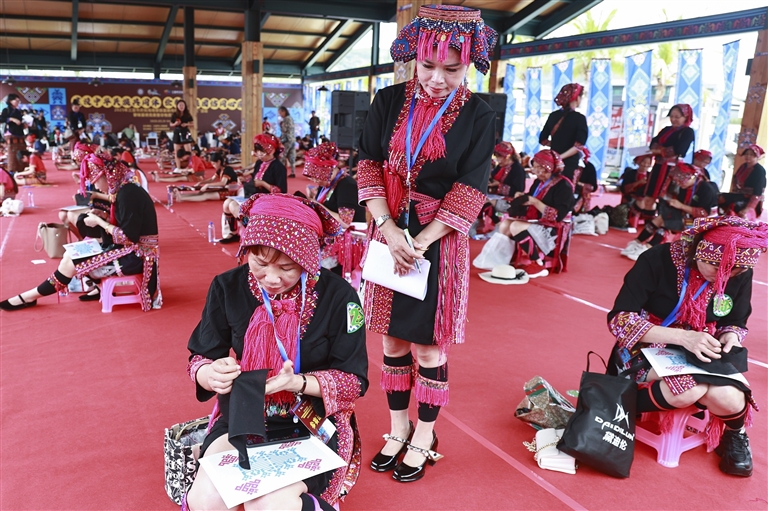 近百名好手聚三亞 比拼黎錦苗繡技藝