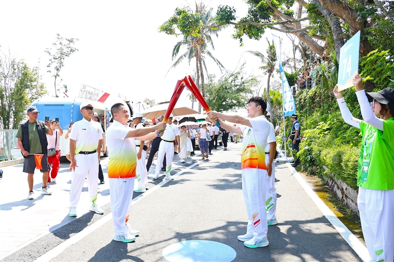 圣火踏浪耀鹿城 全城歡騰迎亞沙