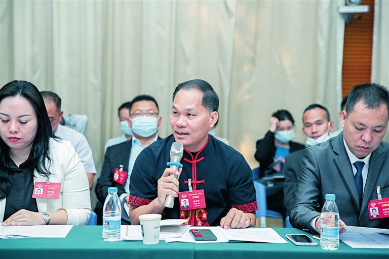 市政協(xié)委員參加分組討論時(shí)進(jìn)行發(fā)言