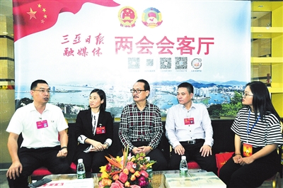 市人大代表圍繞如何提升三亞城市形象等進行探討