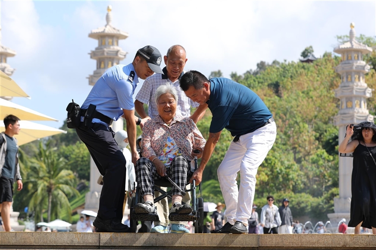全警皆旅警 處處平安景