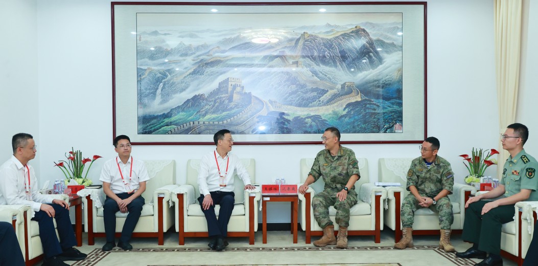 三亞市“八一”擁軍慰問團走訪慰問駐市部隊官兵